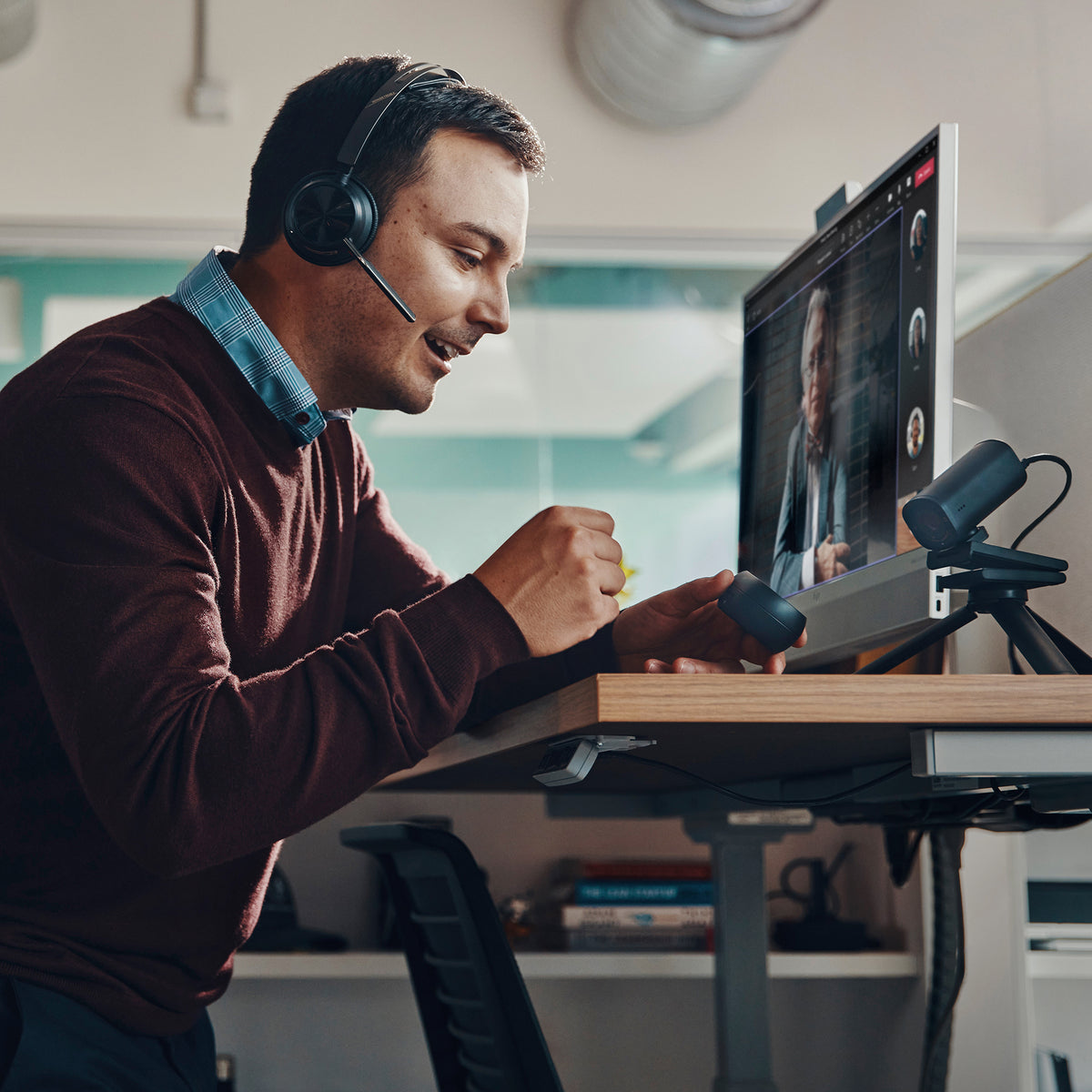 HP Poly Poly Voyager Focus 2-M Microsoft Teams Certified with charge stand Headset
