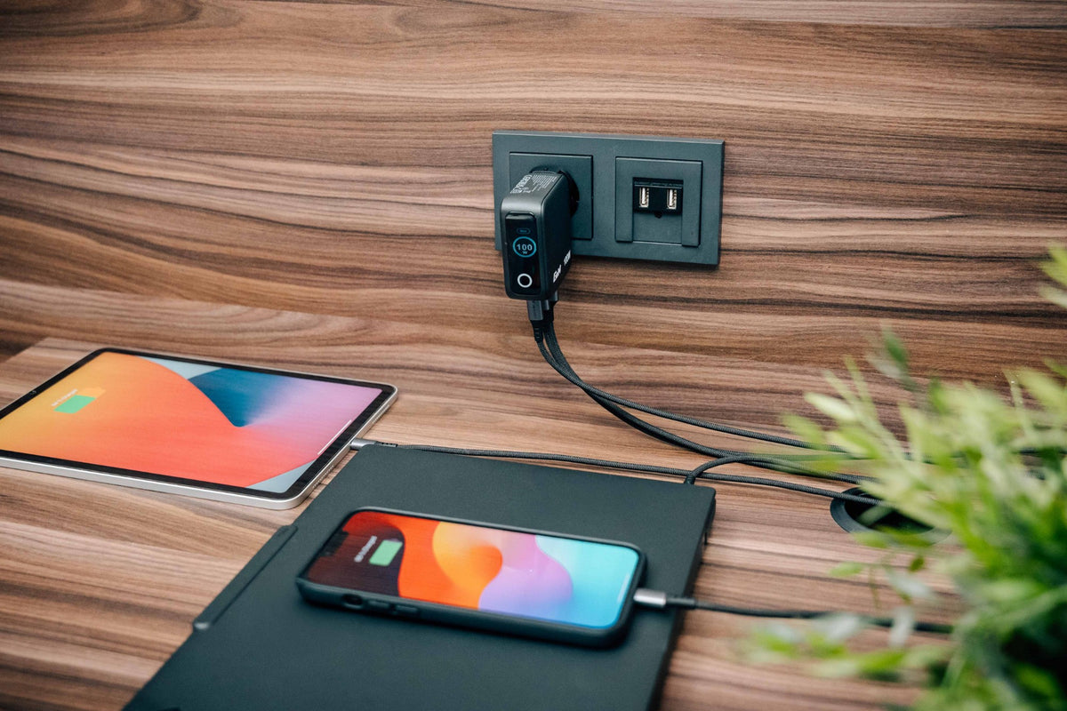 Verbatim Mini GaN Charger 100W with Display